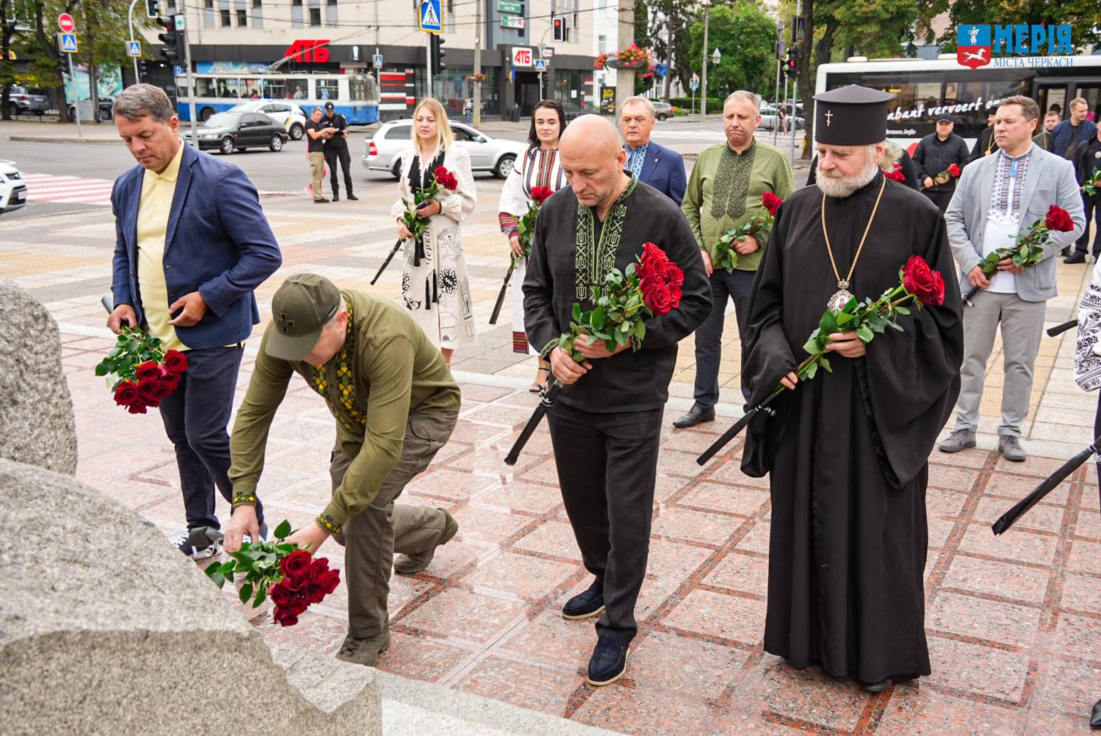 Вшанування героїв, відзнаки для воїнів та освідчення в коханні: день прапора в Черкасах - фото 2