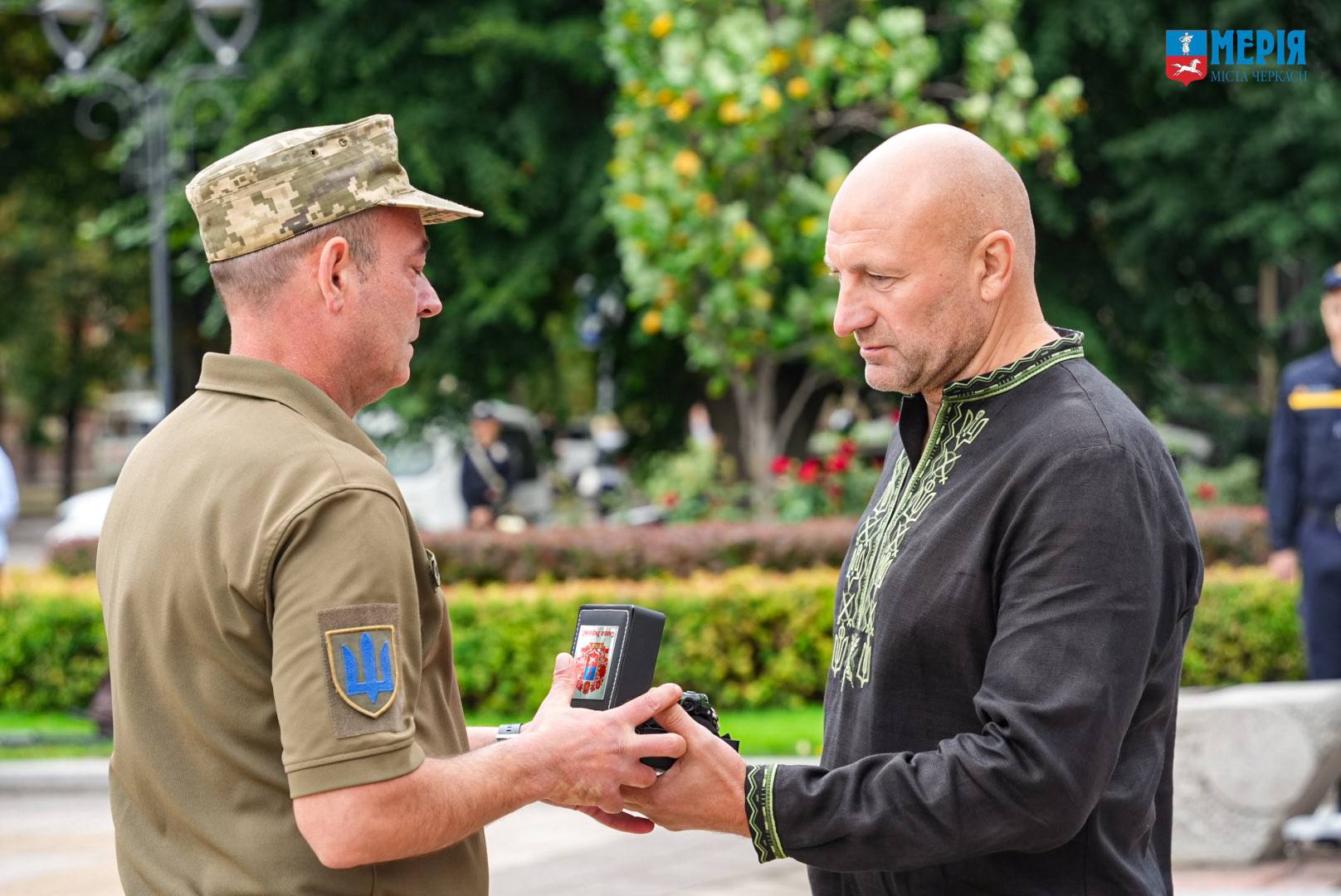 Вшанування героїв, відзнаки для воїнів та освідчення в коханні: день прапора в Черкасах - фото 3