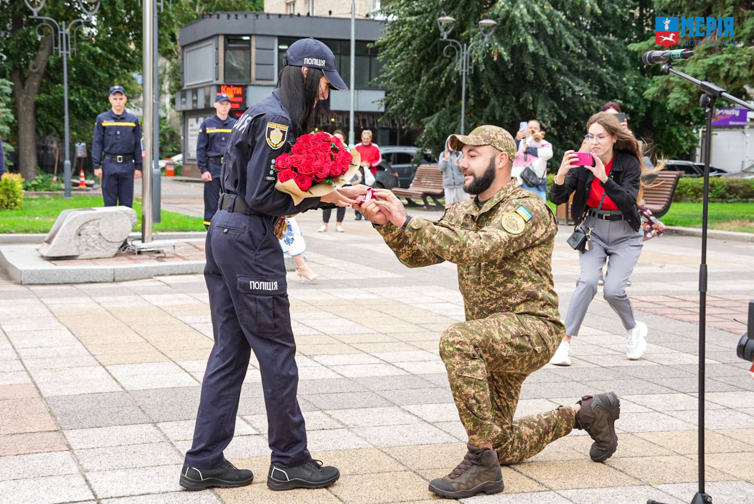 Вшанування героїв, відзнаки для воїнів та освідчення в коханні: день прапора в Черкасах - фото 4