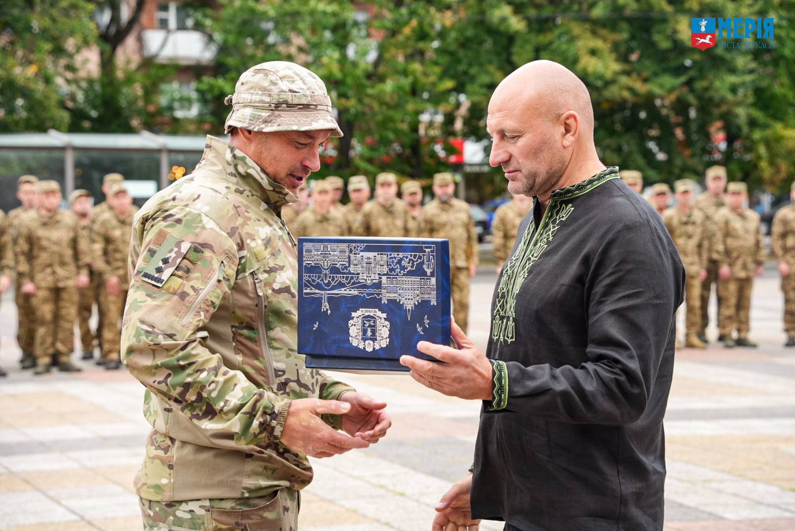 Вшанування героїв, відзнаки для воїнів та освідчення в коханні: день прапора в Черкасах