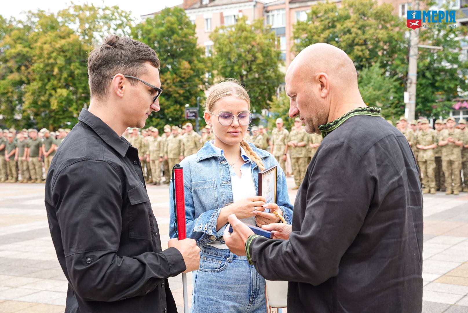 Вшанування героїв, відзнаки для воїнів та освідчення в коханні: день прапора в Черкасах - фото 5