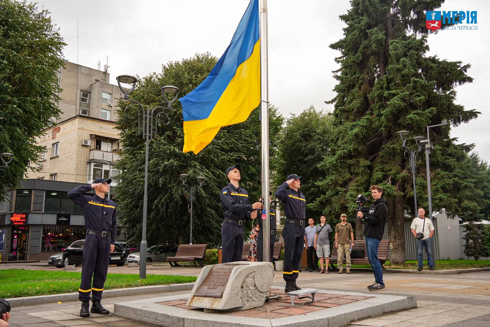 Вшанування героїв, відзнаки для воїнів та освідчення в коханні: день прапора в Черкасах - фото 6