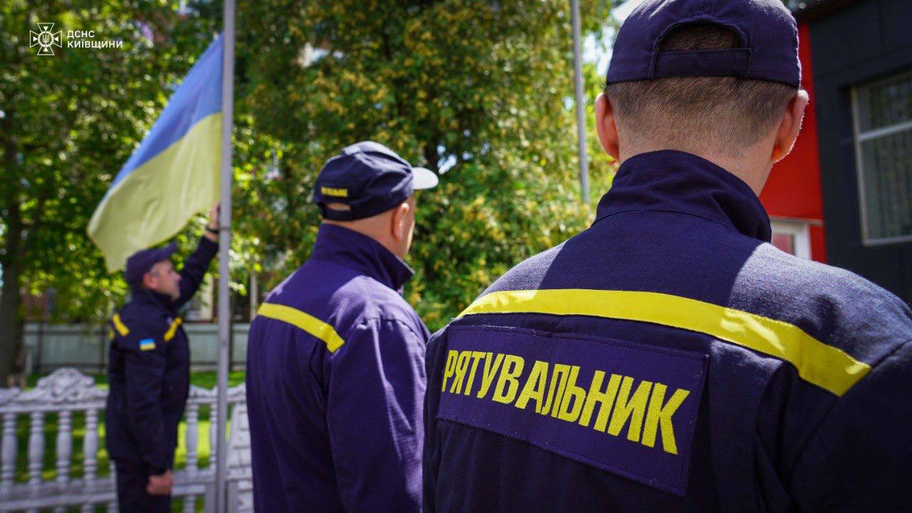 Рятувальники Київщини урочисто підняли Державний Прапор України - фото 4