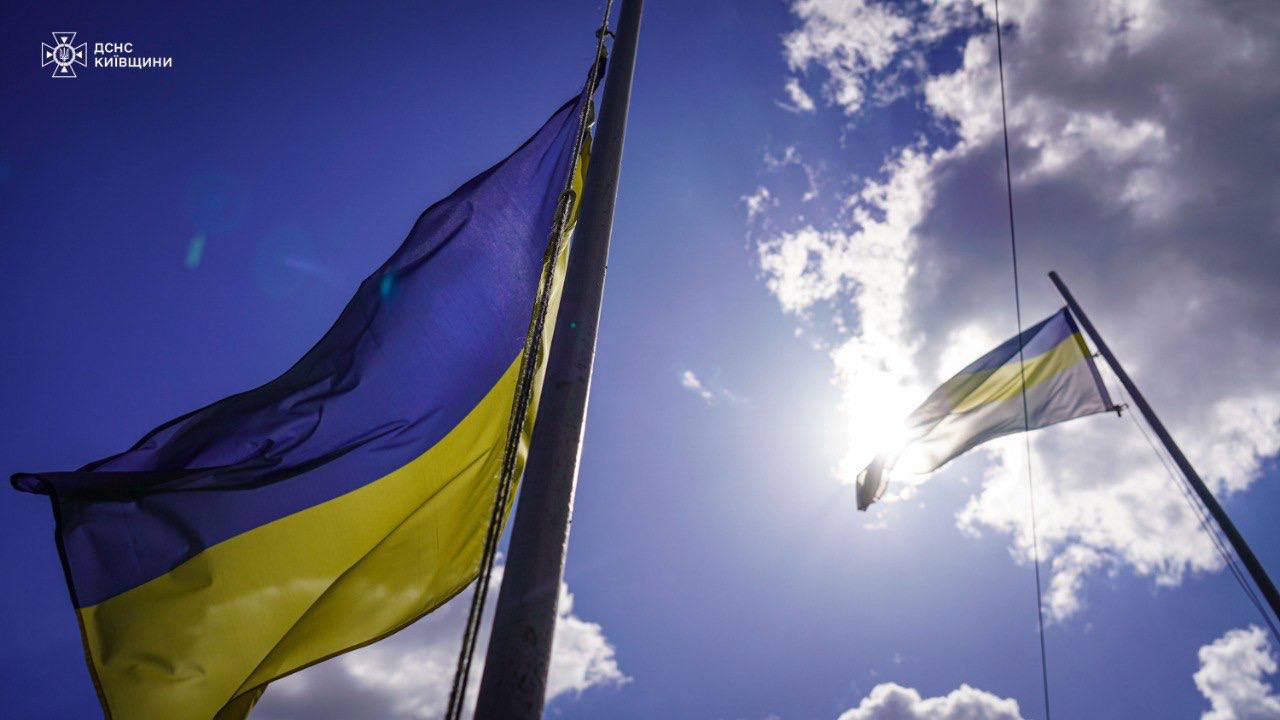 Рятувальники Київщини урочисто підняли Державний Прапор України - фото 3