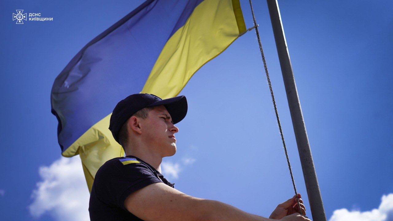 Рятувальники Київщини урочисто підняли Державний Прапор України - фото 2