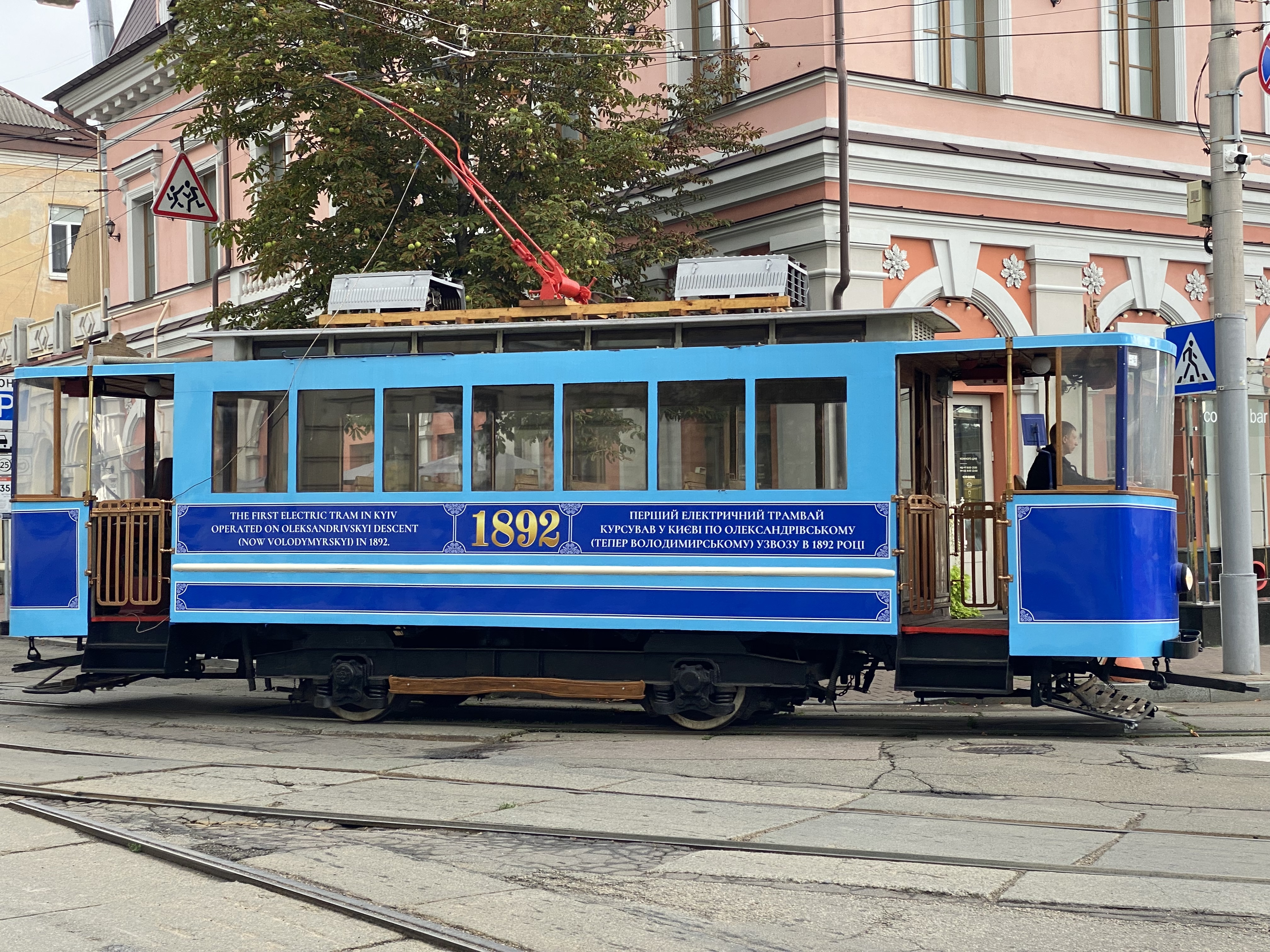 На історичний Поділ повернувся ретро-трамвай М2-М «1892» - фото 3