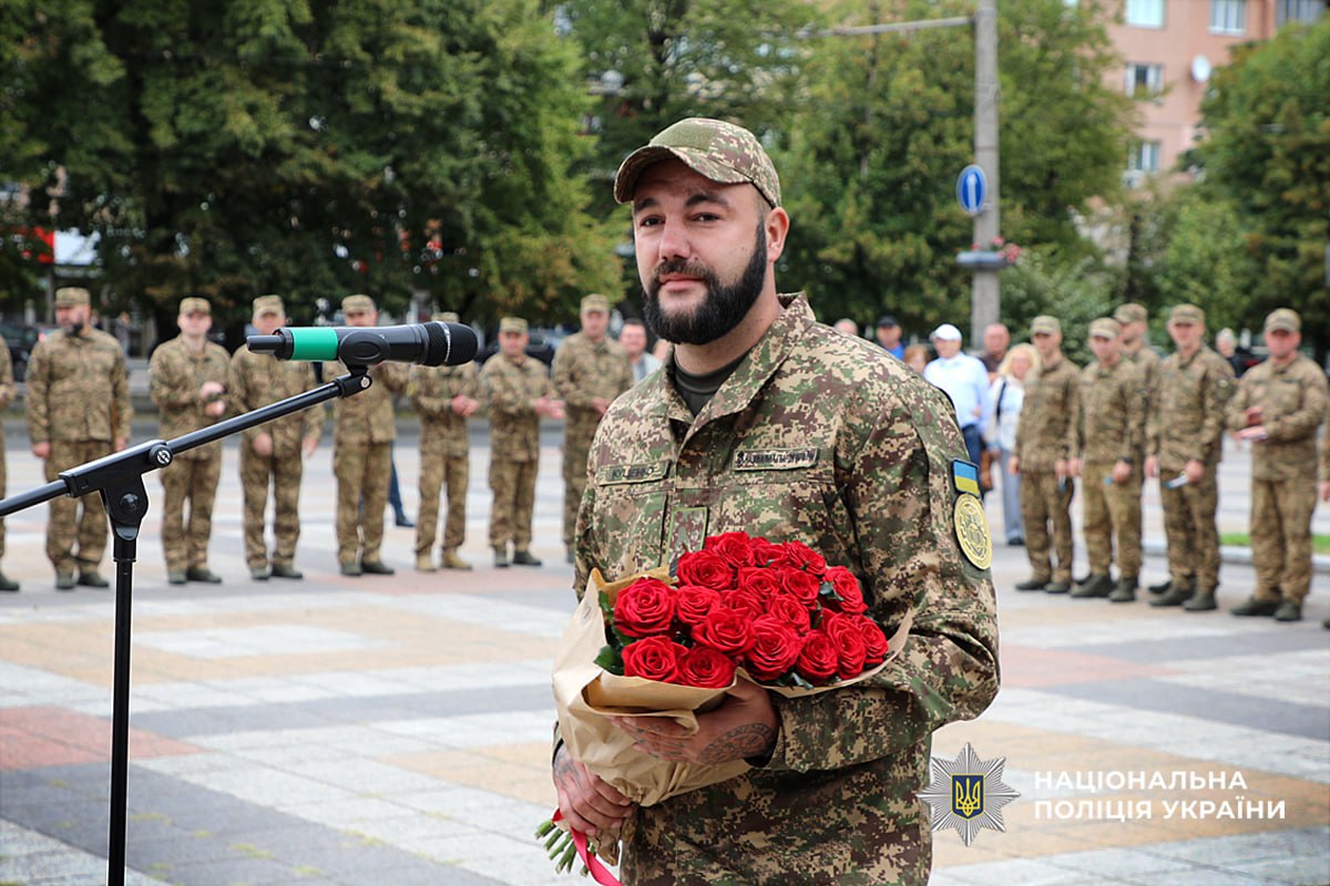 У Черкасах нацгвардієць освідчився поліцейській у День Прапора