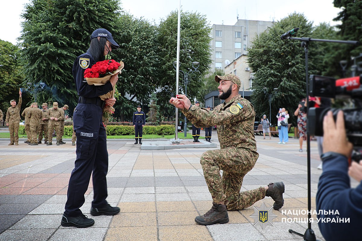 У Черкасах нацгвардієць освідчився поліцейській у День Прапора - фото 2