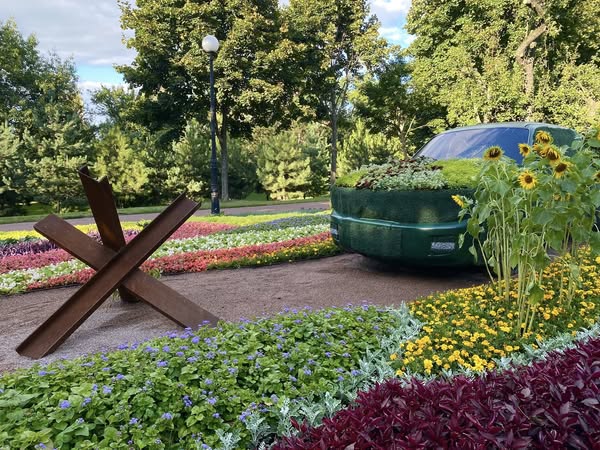 У столиці створили оригінальний квітник-присвяту волонтерам