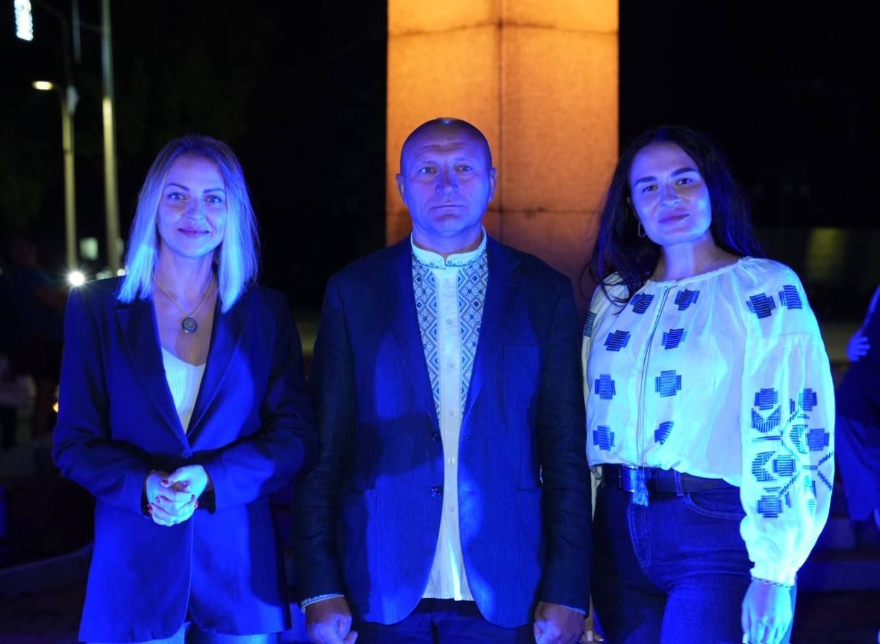 У Черкасах кольорами національного прапора підсвітили меморіал на площі Слави - фото 6