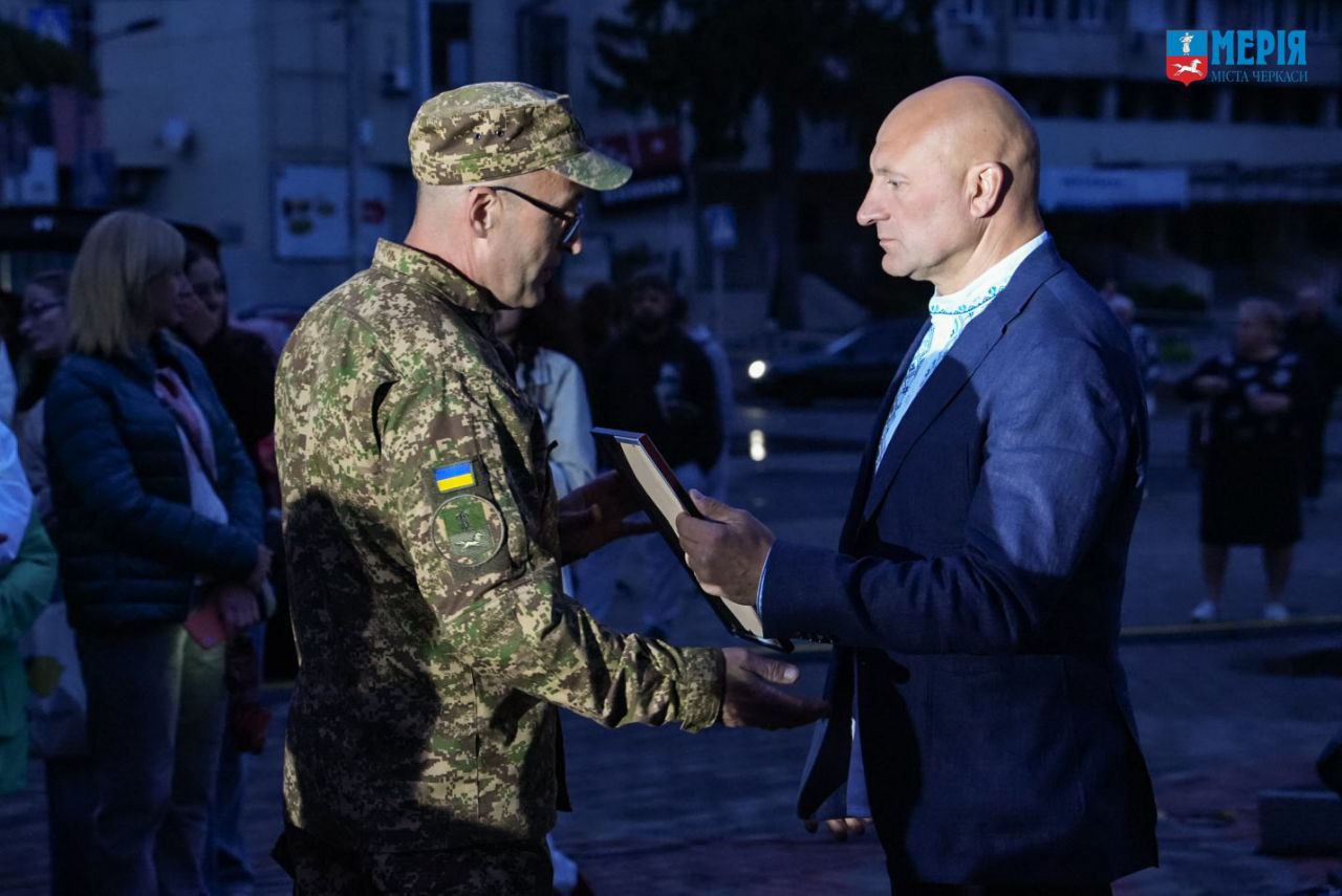 У Черкасах кольорами національного прапора підсвітили меморіал на площі Слави - фото 2