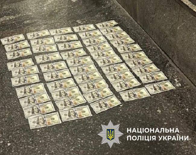 У Києві затримали чоловіка, який за 8 000 доларів обіцяв переправити військовозобов’язаних за кордон - фото 2