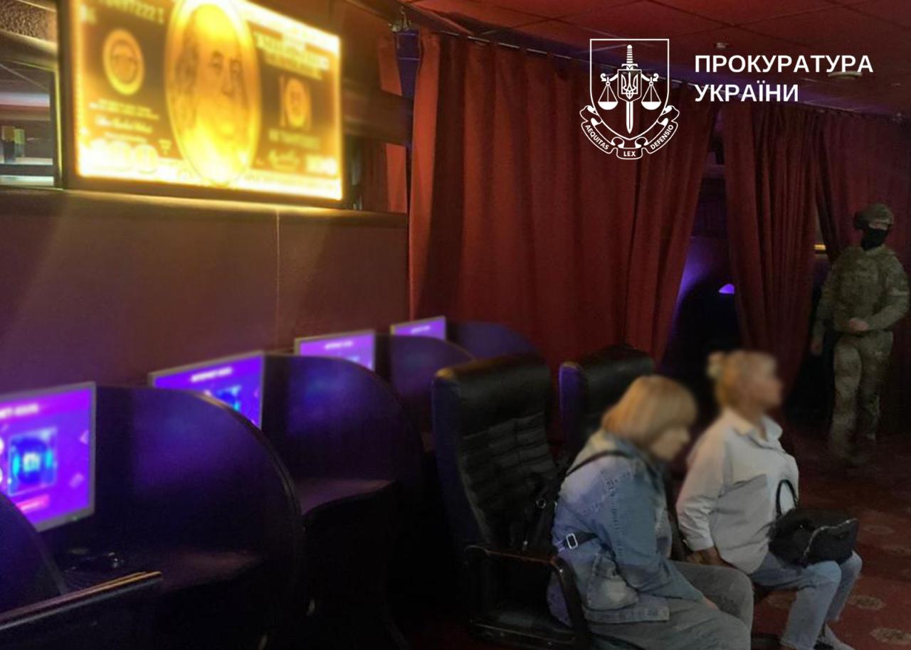Експравоохоронці з Вінниччини організували підпільне «казино» у Києві та заробляли по пів мільйона на день - фото 3