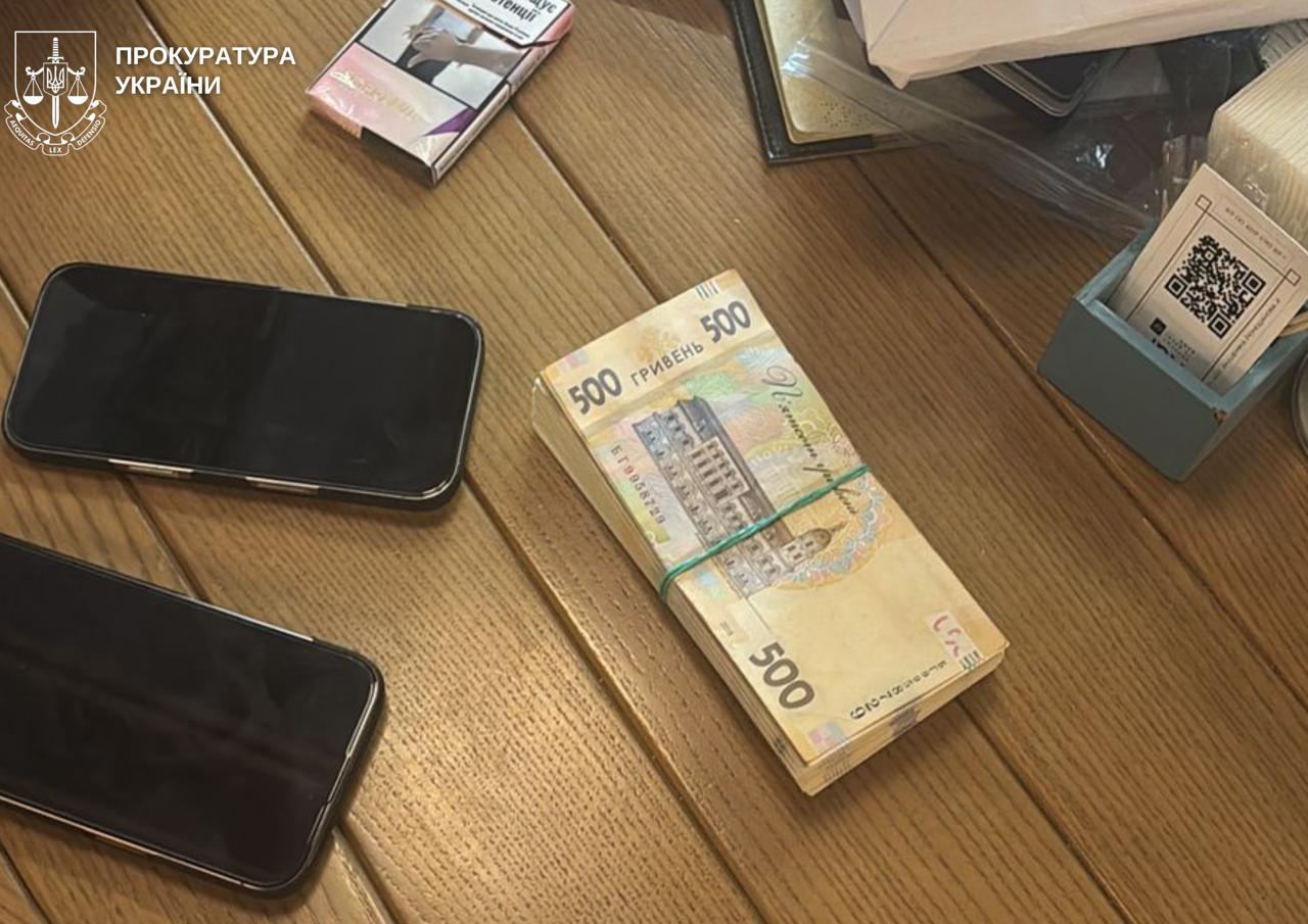 У Києві посадовець вимагав хабарі за форму для ЗСУ
