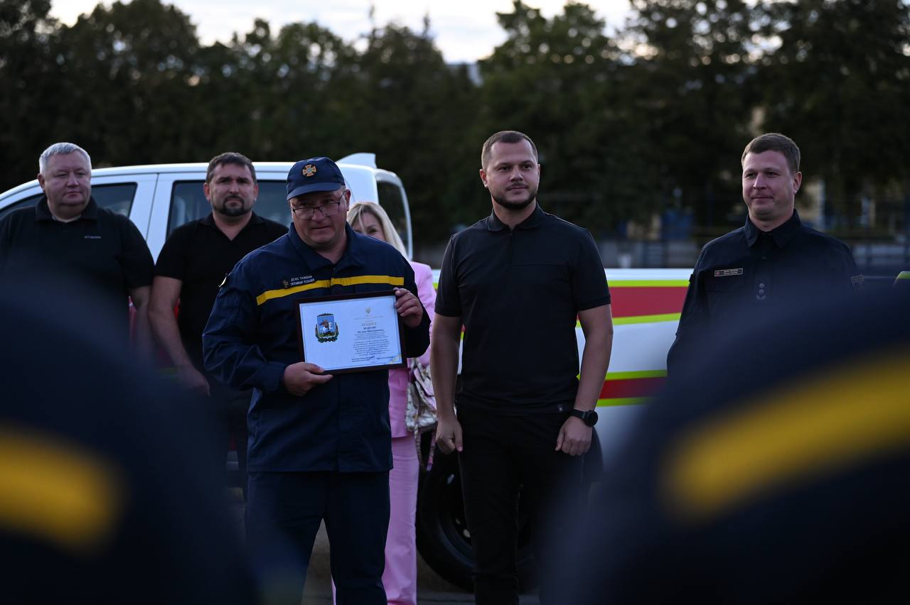 Громади Київщини передали рятувальникам пікапи та мобільні штаби - фото 3