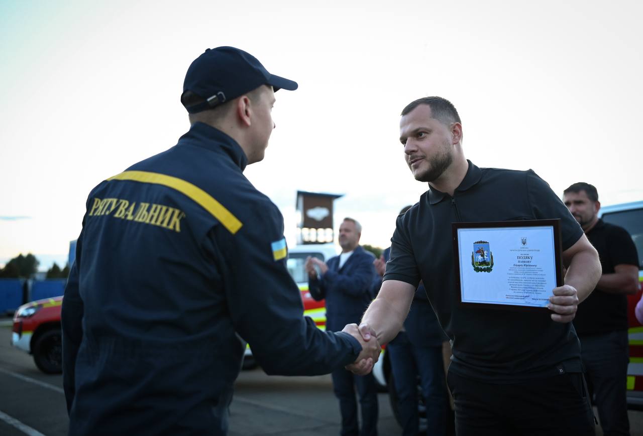 Громади Київщини передали рятувальникам пікапи та мобільні штаби