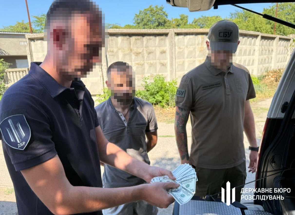 Правоохоронець продавав «футбольні тури» військовозобов’язаним за кордон