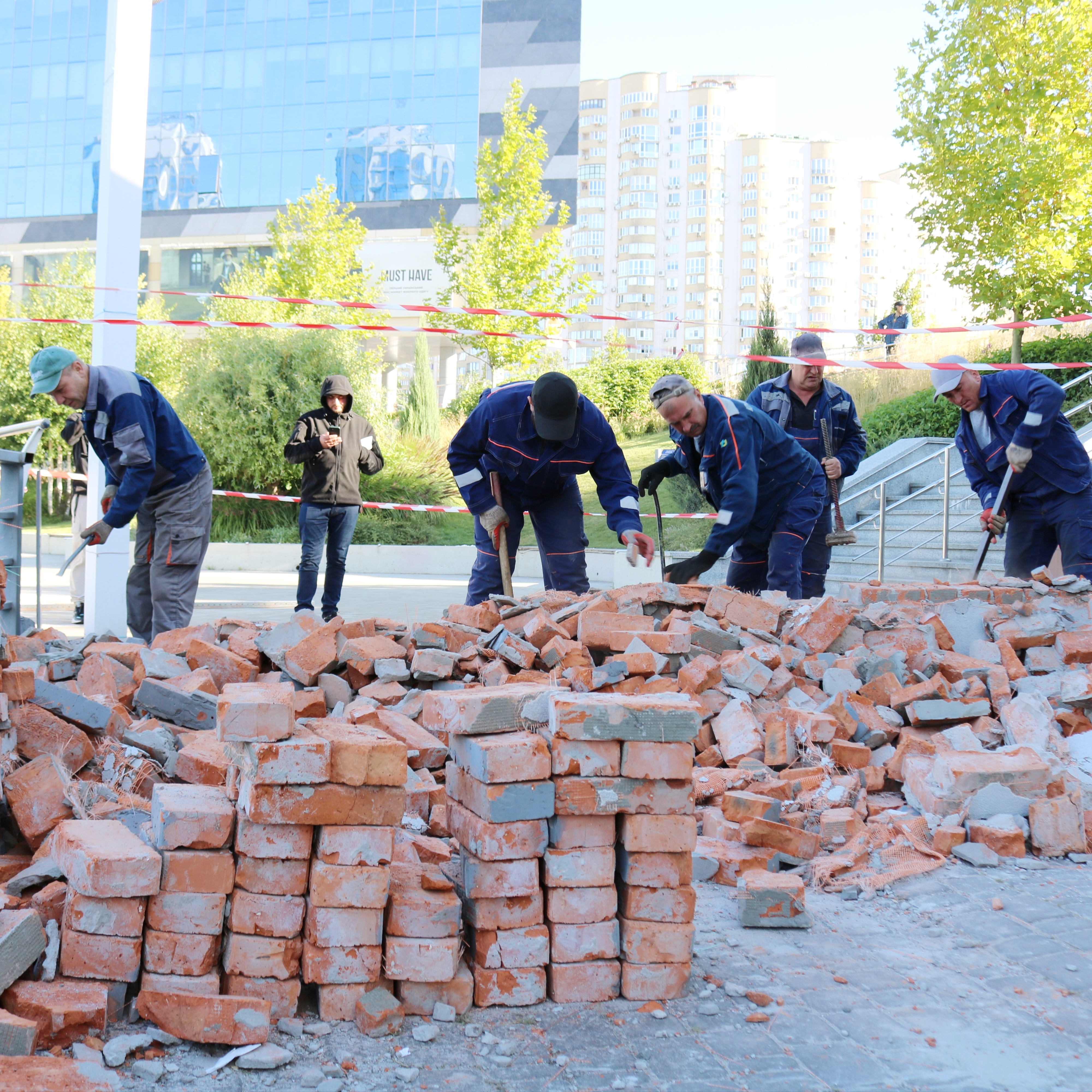 У Києві демонтували огорожу, що перешкоджала доступу до Дніпра - фото 4