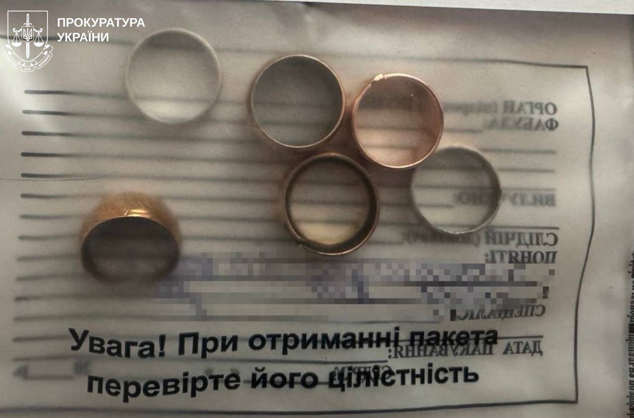 Суд обрав запобіжний захід медсестрі, яка у морзі крала прикраси і особисті речі загиблих воїнів - фото 2