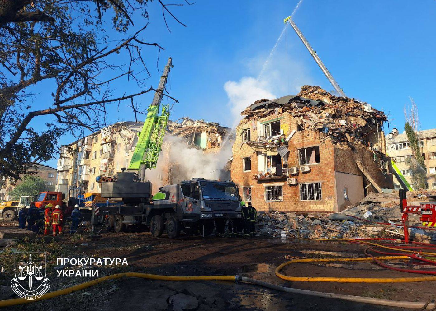 У столиці відомо про 10 загиблих, триває розбір завалів - фото 3