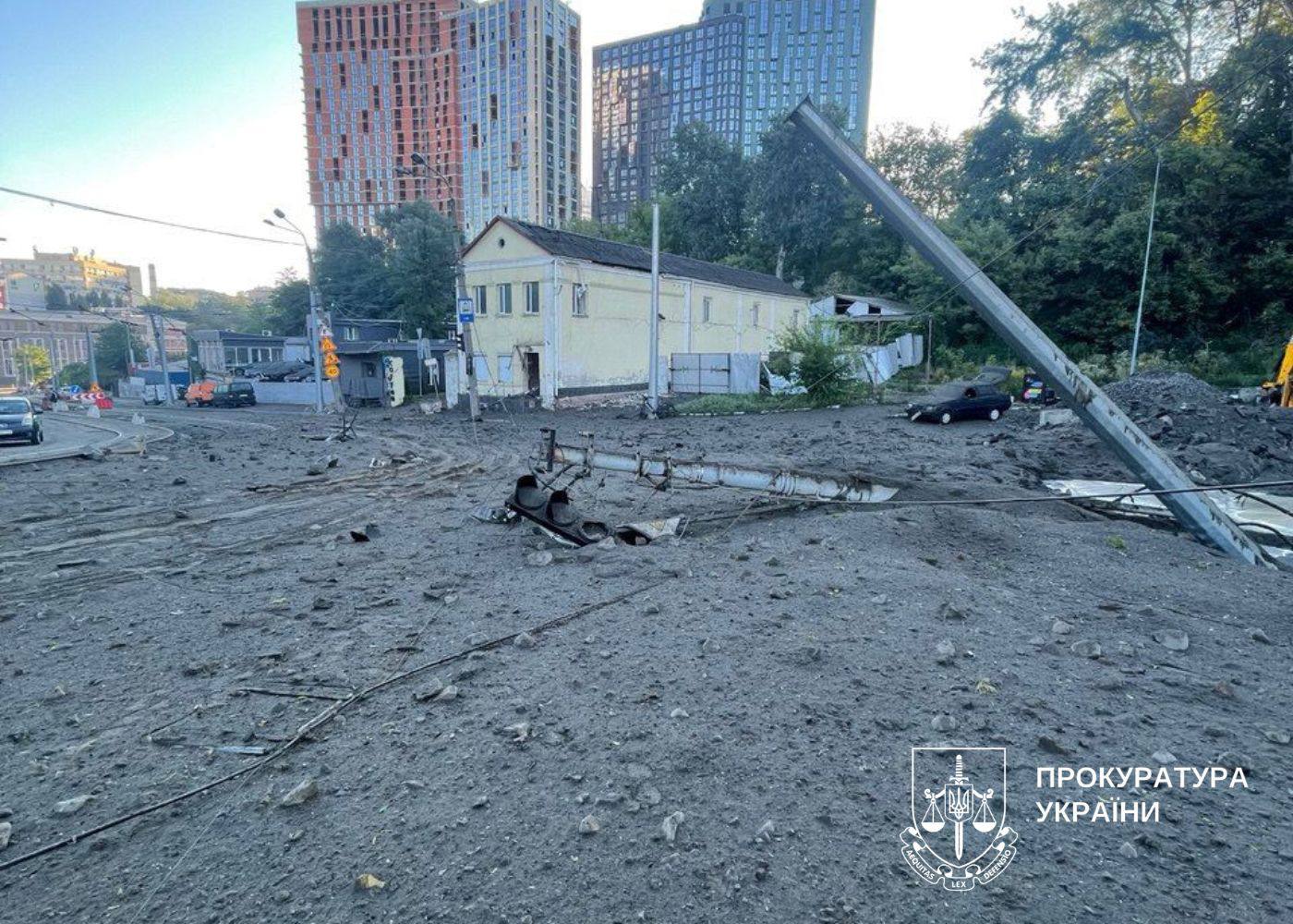 У столиці відомо про 10 загиблих, триває розбір завалів - фото 4