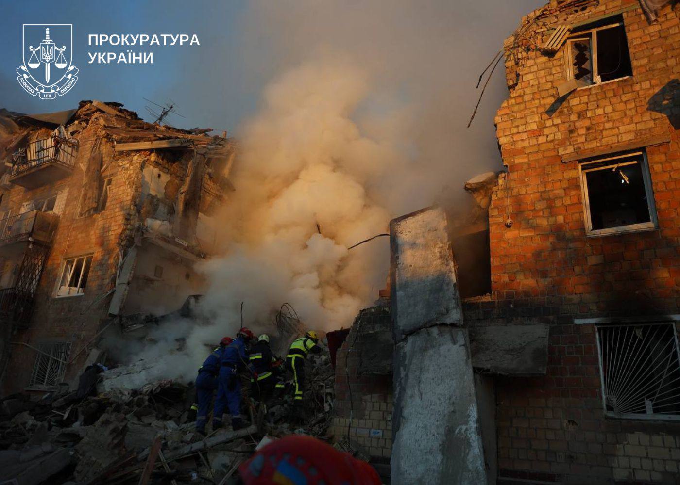 У столиці відомо про 10 загиблих, триває розбір завалів - фото 6
