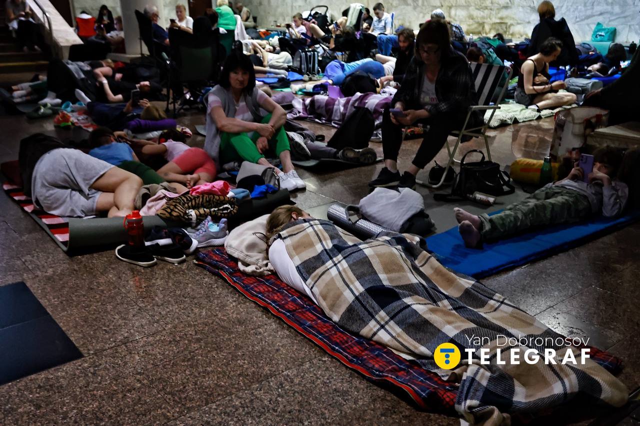 Понад 24 тисячі киян цієї ночі ховалися від обстрілів у метро - фото 2