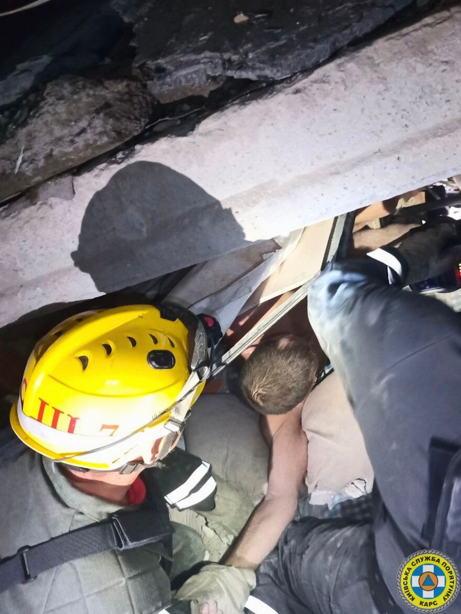 Комунальні служби ліквідовують наслідки нічної атаки на Київ