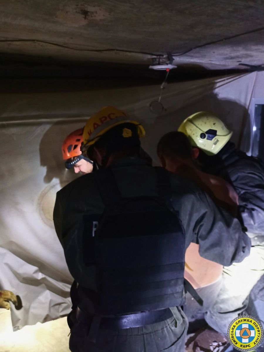 Комунальні служби ліквідовують наслідки нічної атаки на Київ - фото 3