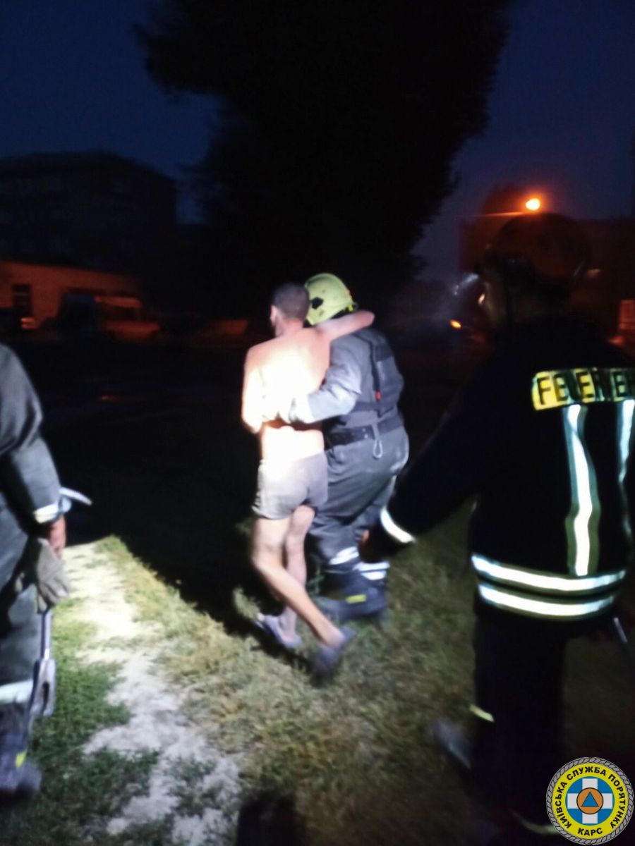 Комунальні служби ліквідовують наслідки нічної атаки на Київ - фото 4
