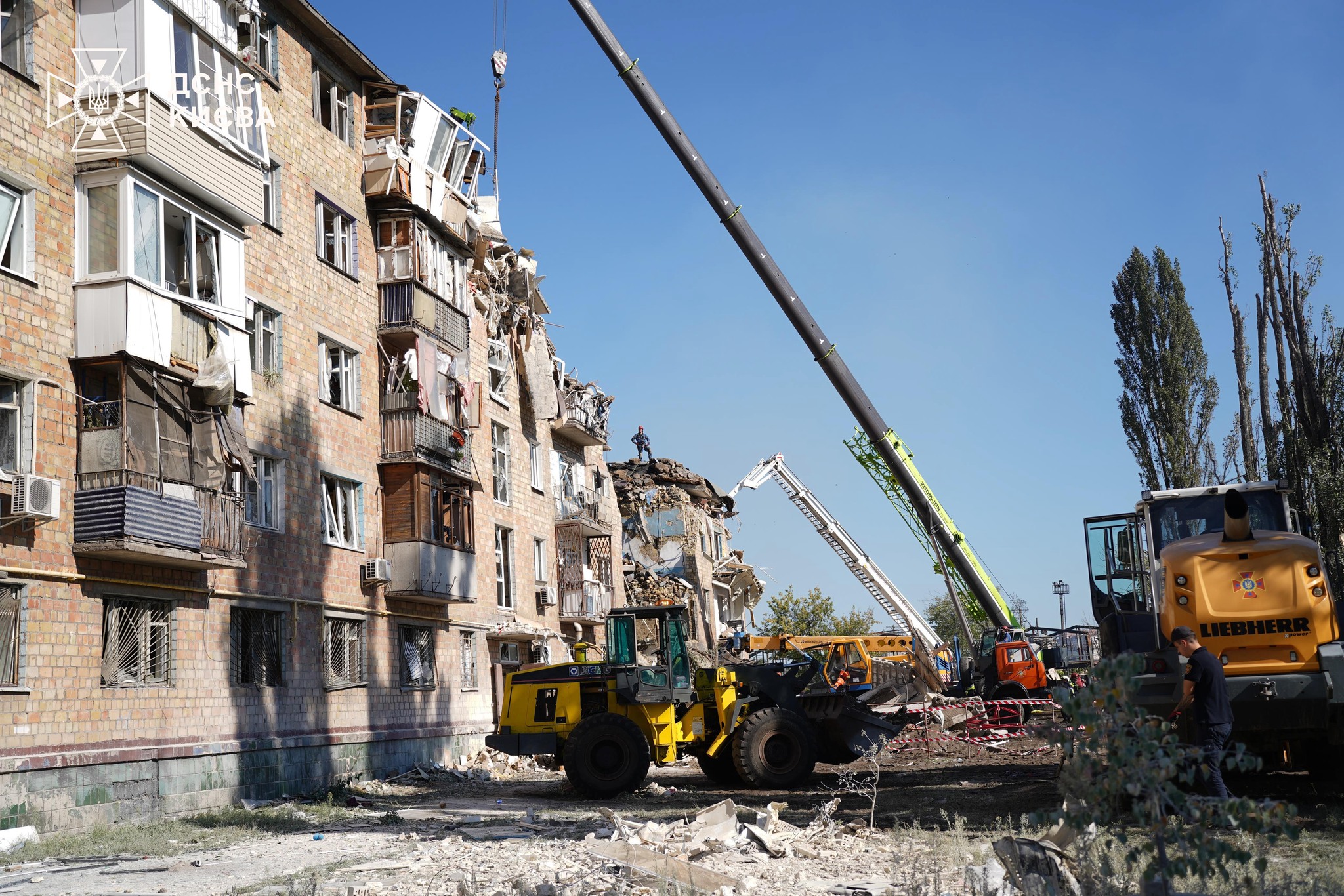 У столиці станом на зараз відомо про 15 загиблих внаслідок російської атаки - фото 7