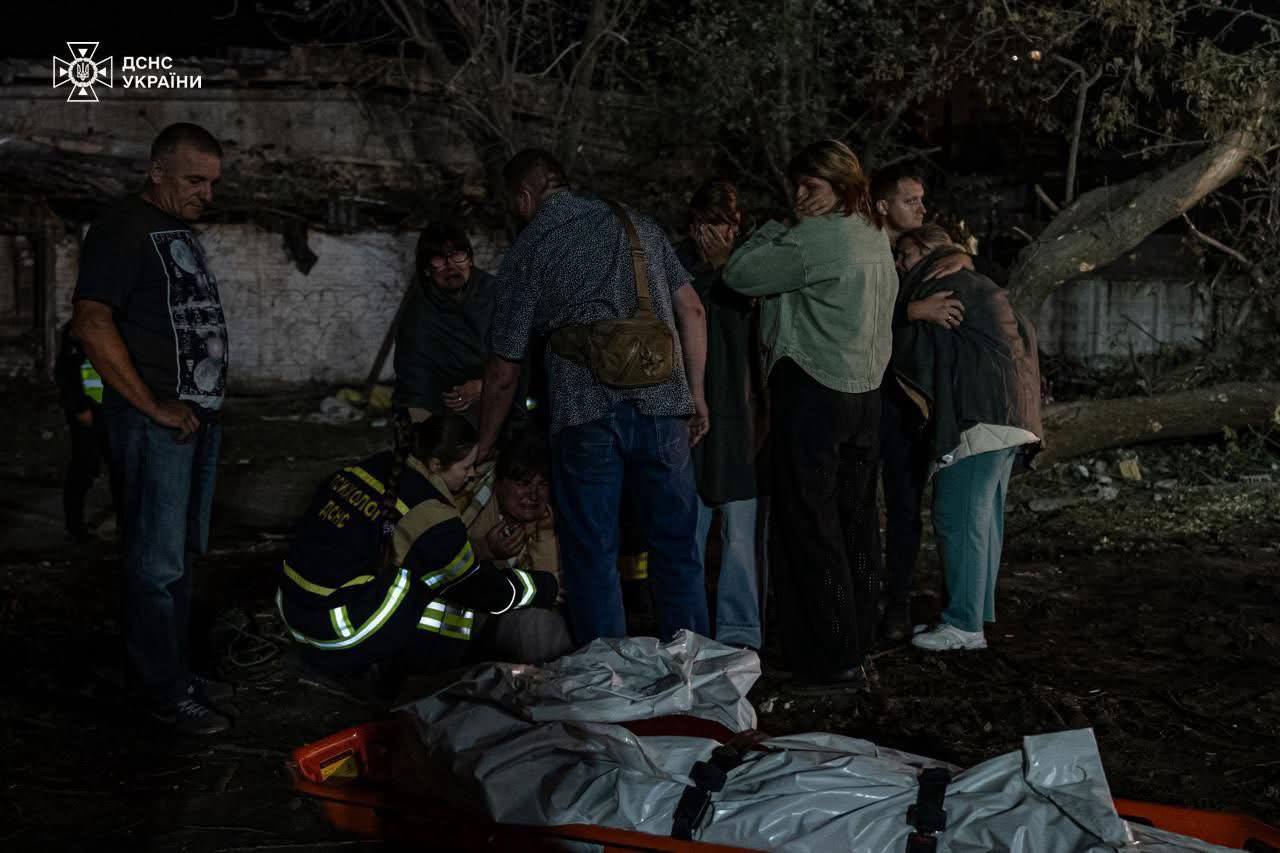 В Києві триває ліквідація наслідків російського обстрілу
