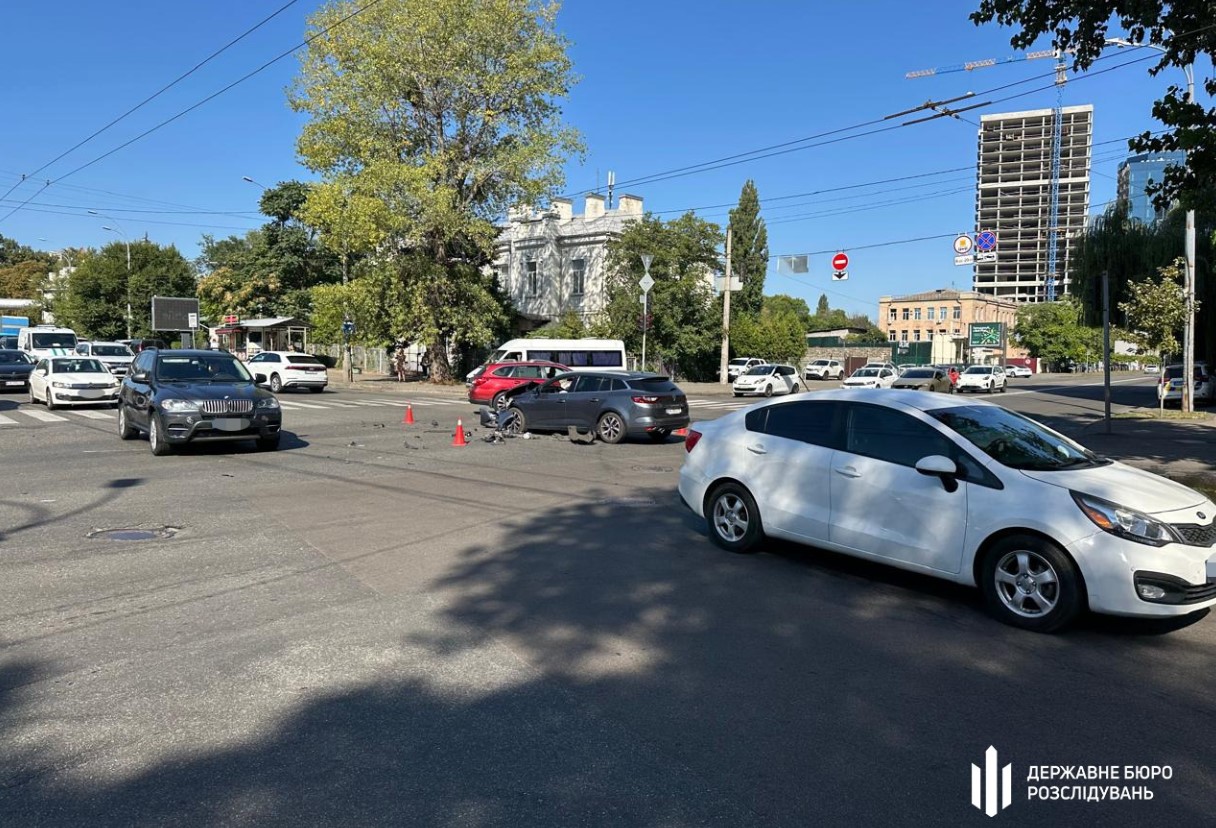 Поліцейський загинув у ДТП в Києві: автівка перекинулась на дах