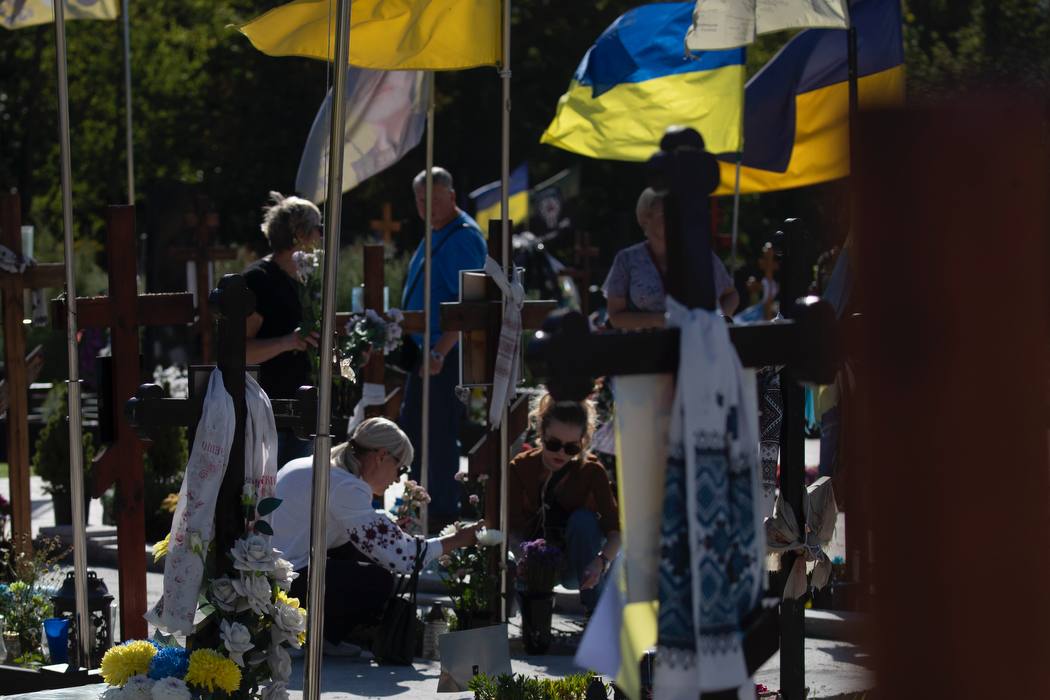 На Берковецькому міському кладовищі відкрили другий Меморіальний монумент на алеї почесних поховань - фото 2
