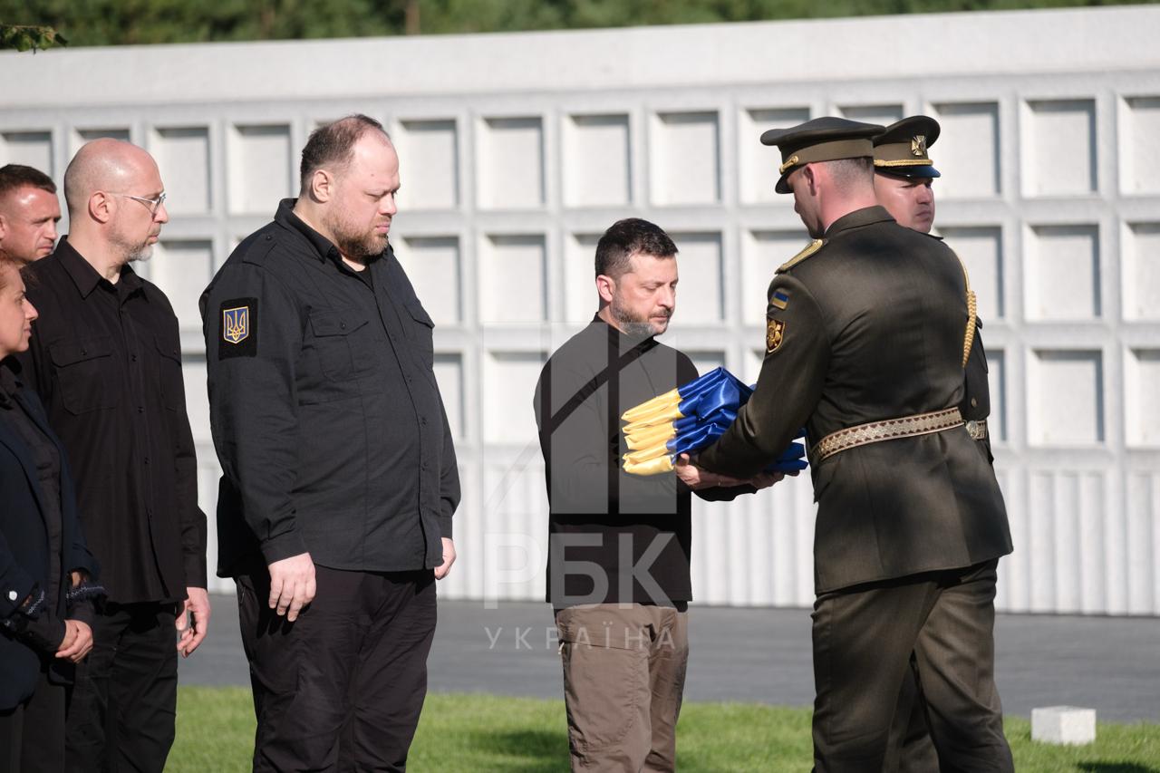 Перші поховання відбулися на Національному військовому кладовищі