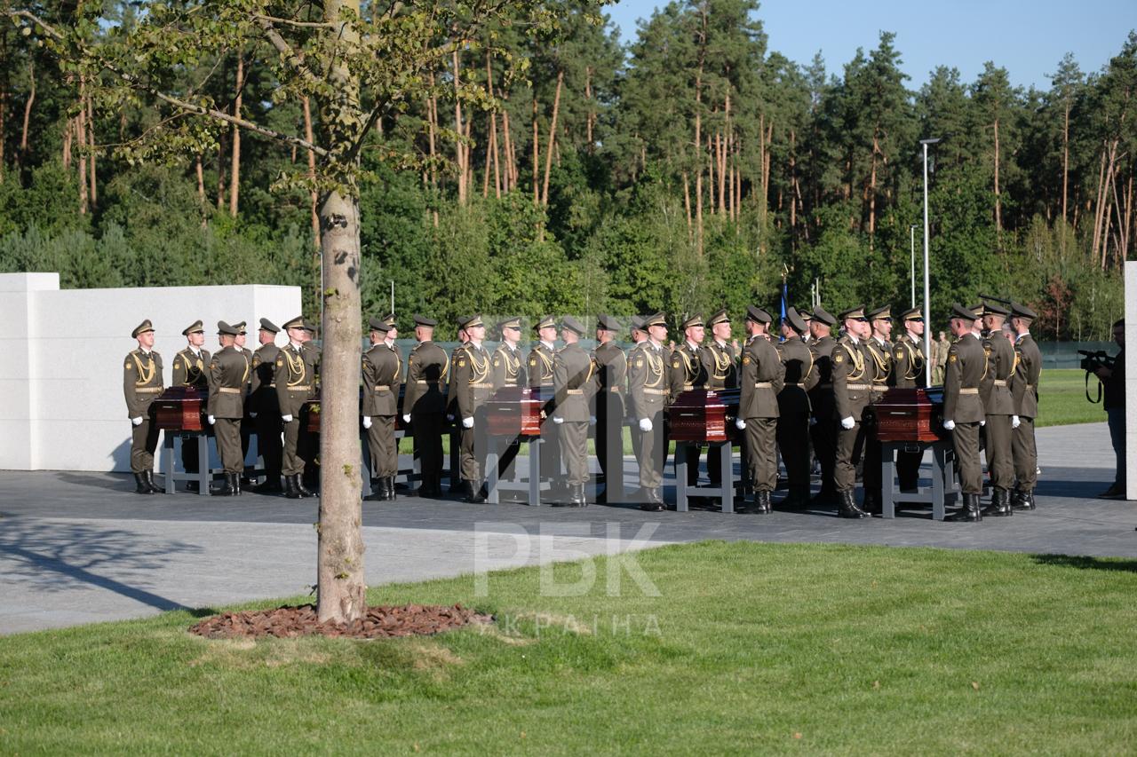 Перші поховання відбулися на Національному військовому кладовищі - фото 3
