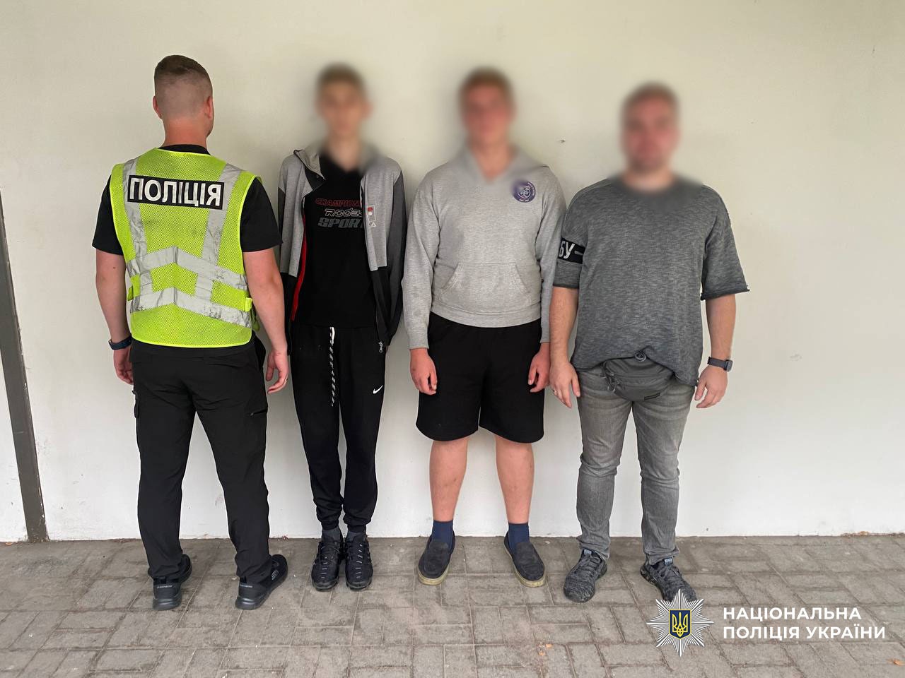 У столиці затримали двох юнаків, які підпалили авто військовослужбовця у Дарницькому районі