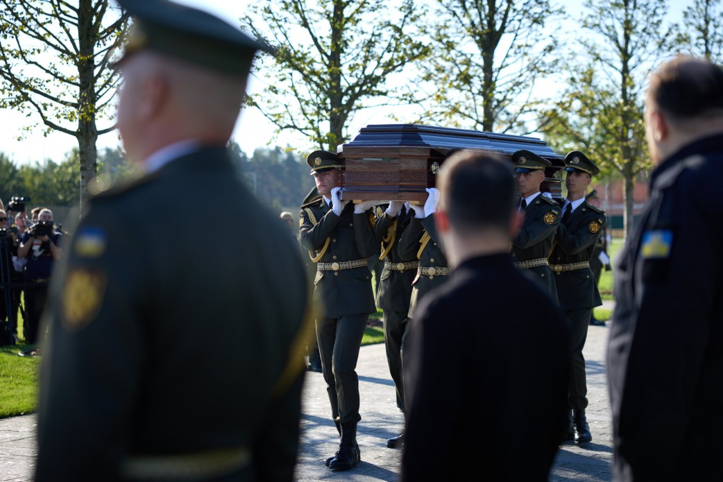 На Національному військовому меморіальному кладовищі на Київщині відбулась перша церемонія поховання - фото 3