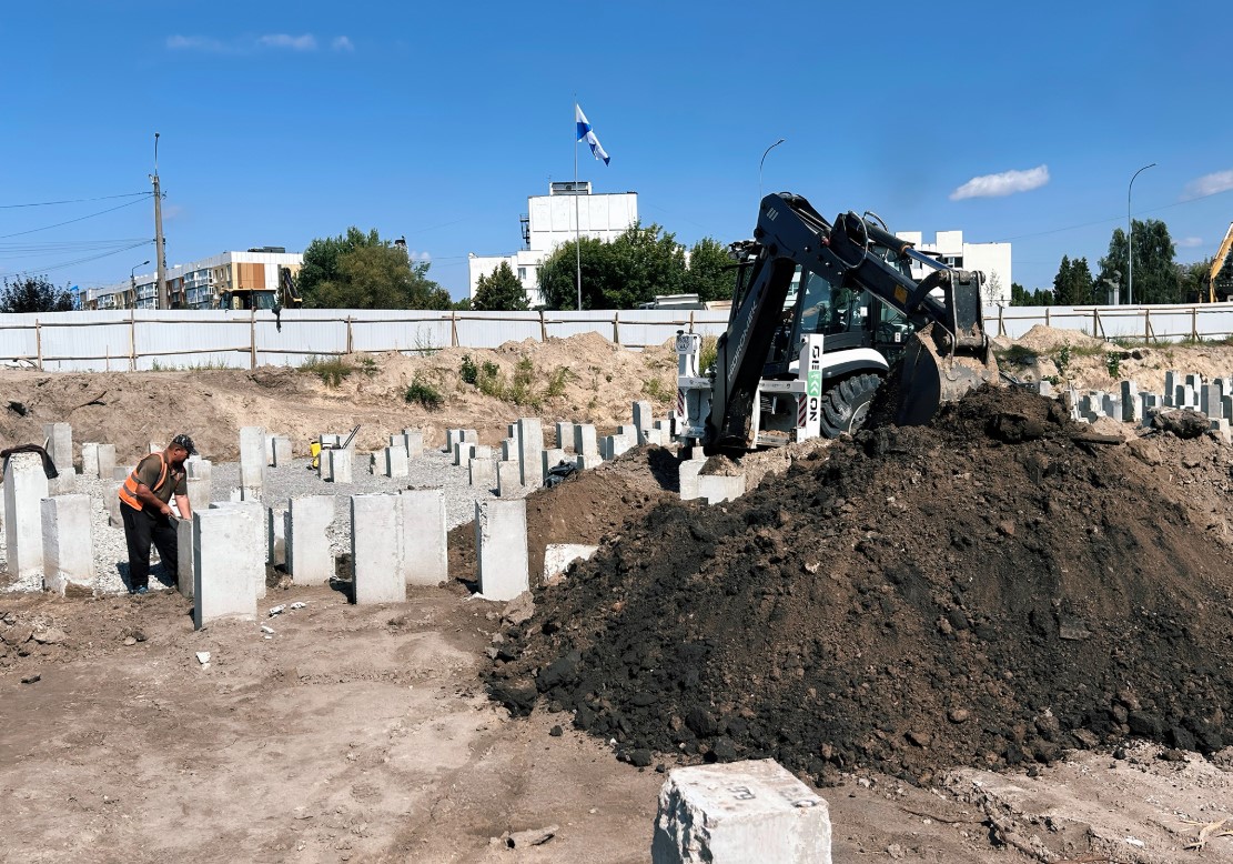 Зводять нову багатоповерхівку на місці знищеного будинку, де врятували кішку з Бородянки  - фото 2