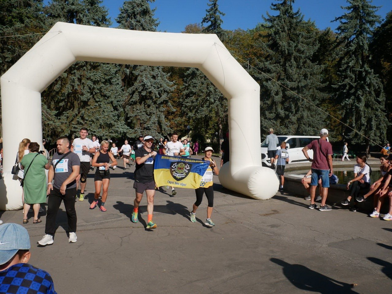 У Вінниці понад тисячу людей долучилися до забігу «Шаную воїнів, біжу за героїв України» - фото 15