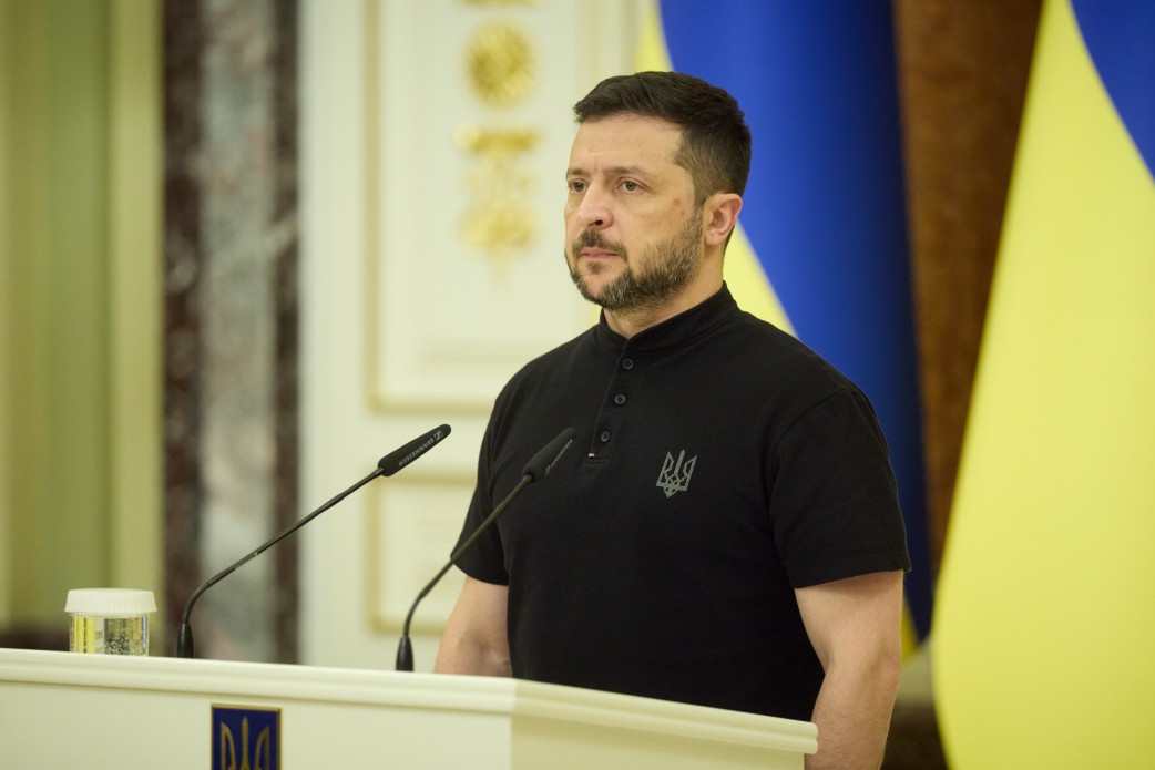 Зеленський вручив сертифікати на квартири Героям України та родинам полеглих захисників