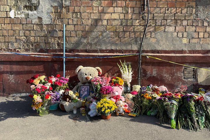 У Києві попрощалися з мамою та її 2-річною донькою, які загинули під час атаки РФ