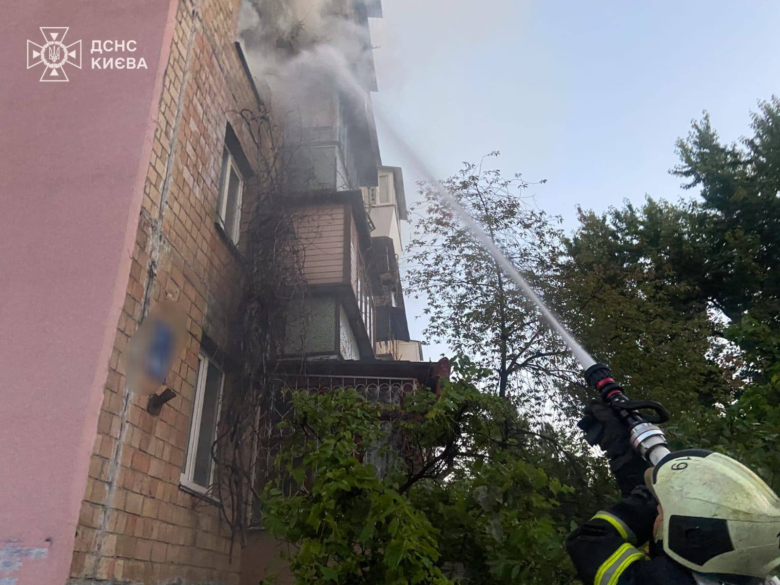 У столиці рятувальники ліквідували пожежу у квартирі житлового будинку - фото 3