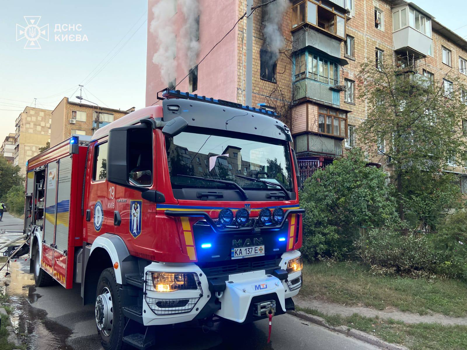 У столиці рятувальники ліквідували пожежу у квартирі житлового будинку