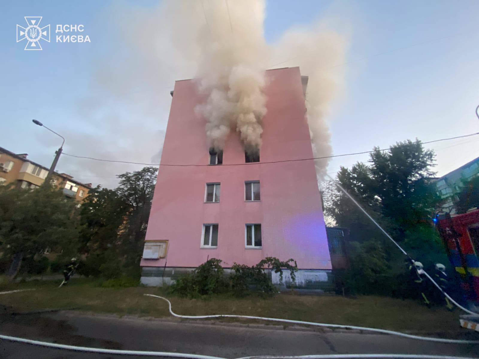 У столиці рятувальники ліквідували пожежу у квартирі житлового будинку - фото 2