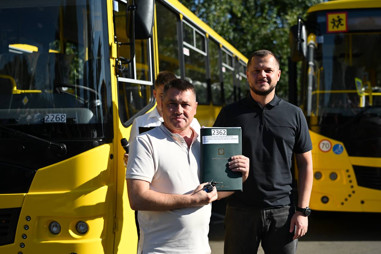 Десять громад Київщини отримали сучасні шкільні автобуси