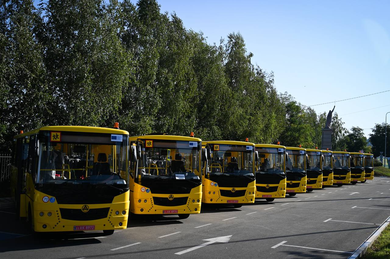 Десять громад Київщини отримали сучасні шкільні автобуси - фото 2