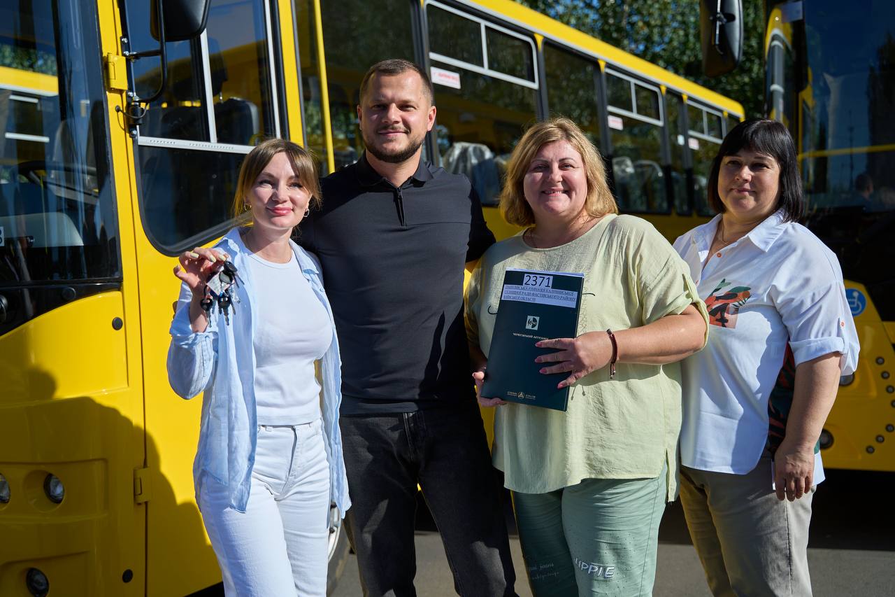 Десять громад Київщини отримали сучасні шкільні автобуси - фото 3
