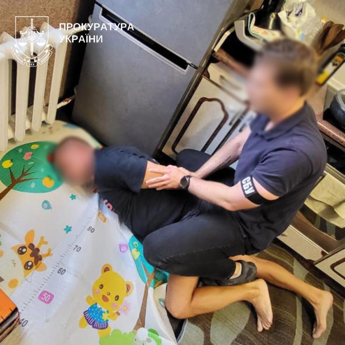У Києві чоловік вимагав 30 тисяч доларів у керівника ексдружини - фото 2