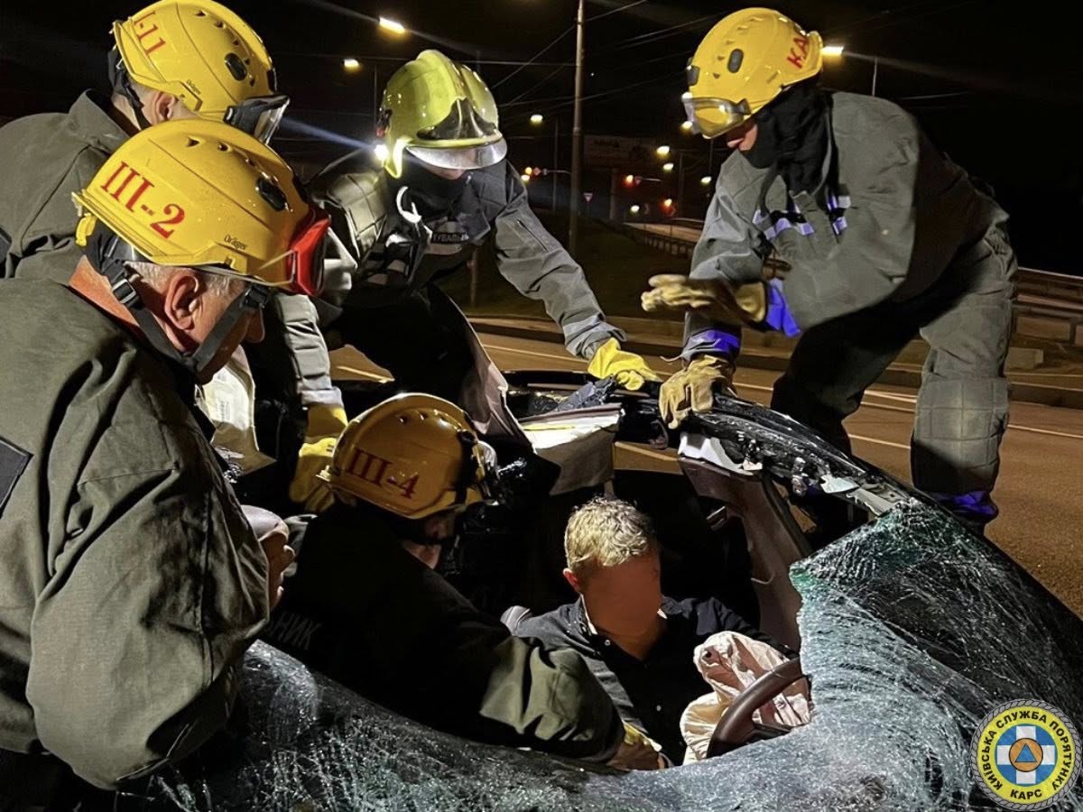 У Києві, під час ліквідації наслідків ДТП, врятували чоловіка